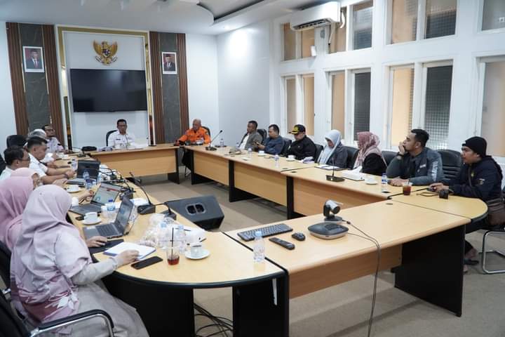 Pj. Walikota Padang Panjang pimpin rapat antisipasi bencana bersama OPD terkait di ruang VIP Balai Kota setempat, Rabu (10/1/2024) 